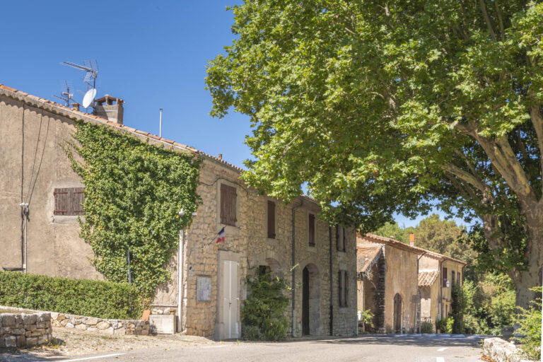 Visiter Vérignon : Guide complet du plus petit village du Var