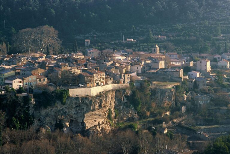 Découvrir Varages, village de la faïence en Provence Verte