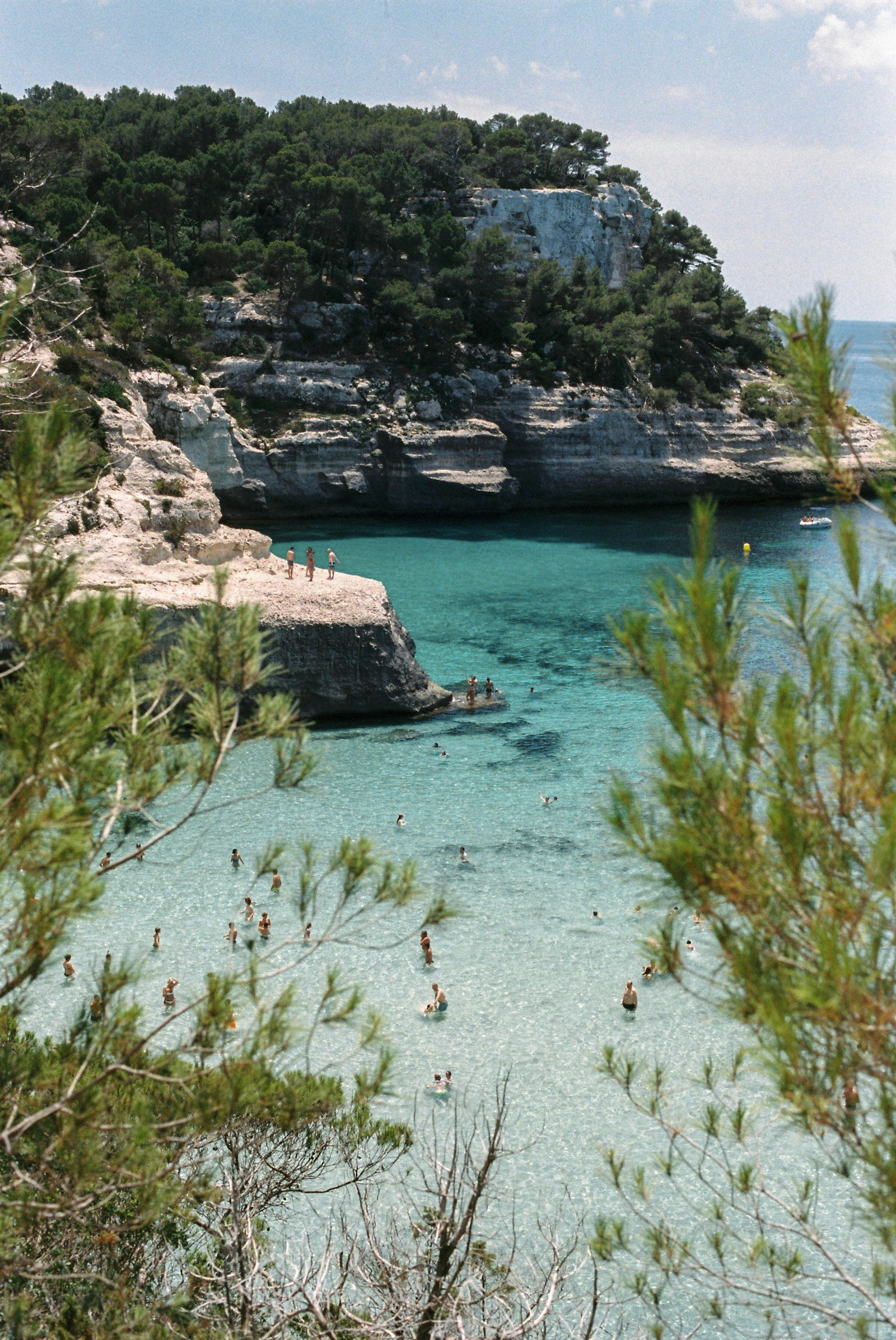 Rochers et mer turquoise d une crique sauvage