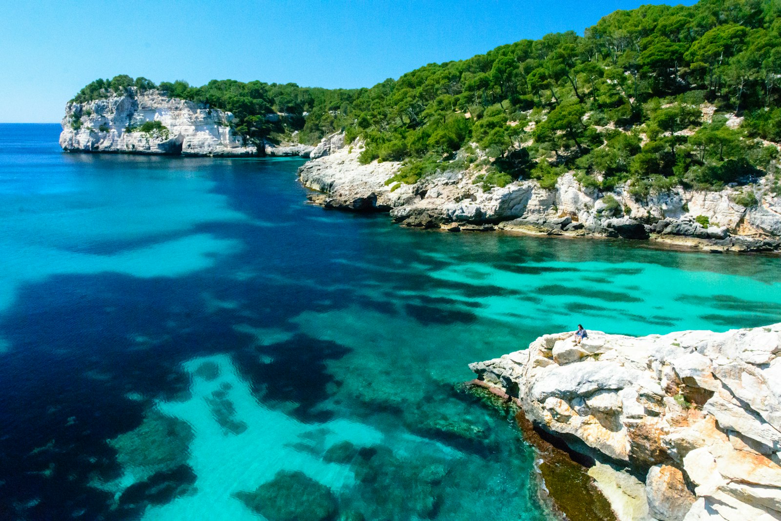 Île méditerranéenne vue depuis la mer