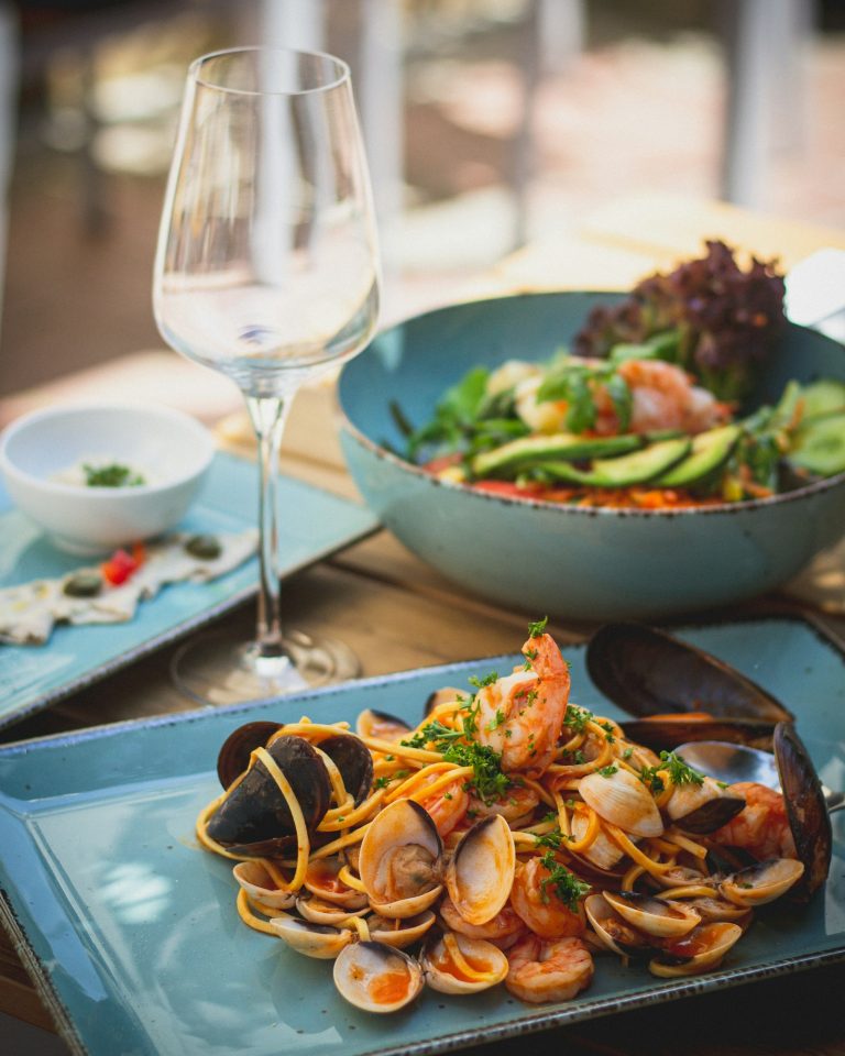 Assiette de fruits de mer et verre de vin blanc