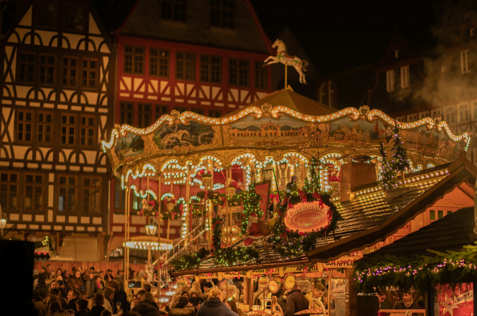 Carrousel illuminé lors d un marché de Noël