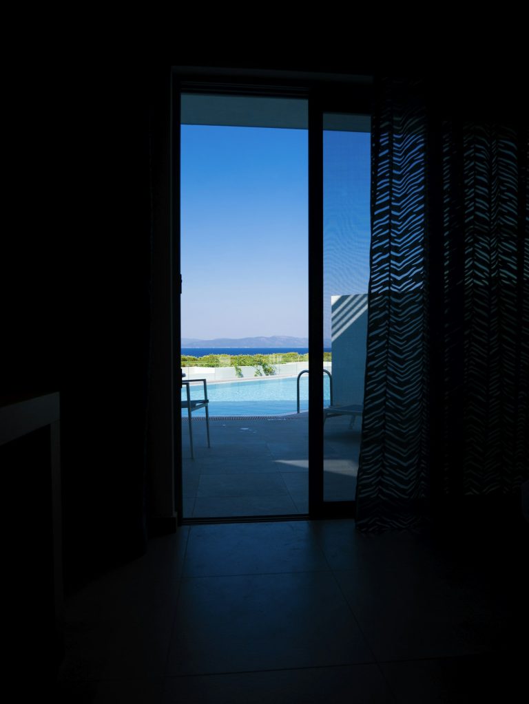 Chambre lumineuse avec vue sur la mer