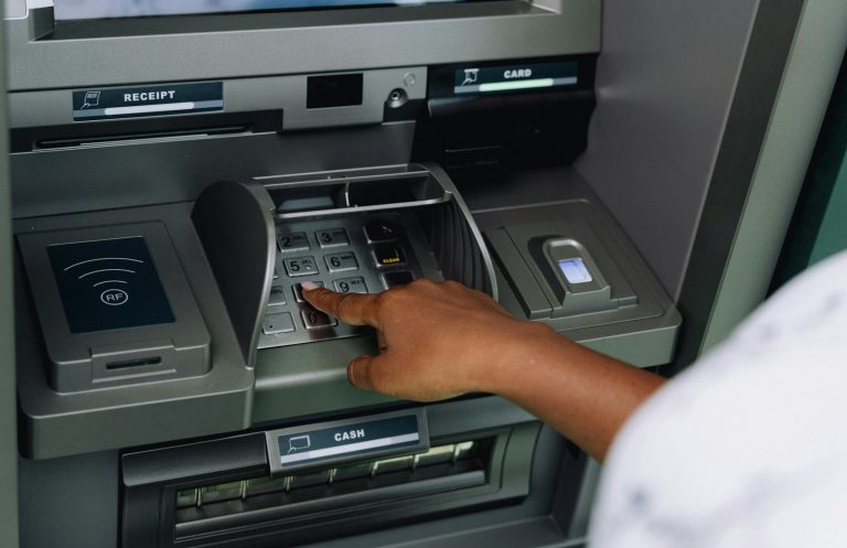 Personne utilisant un distributeur de billets
