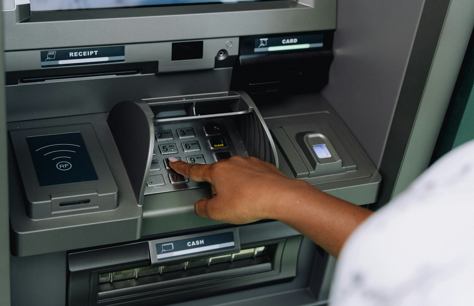 Personne utilisant un distributeur de billets