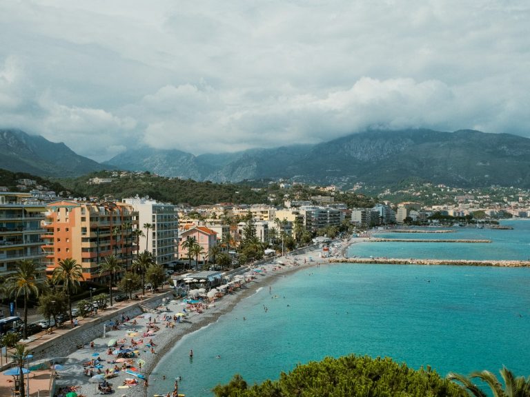 Stationnement de voitures en bord de plage