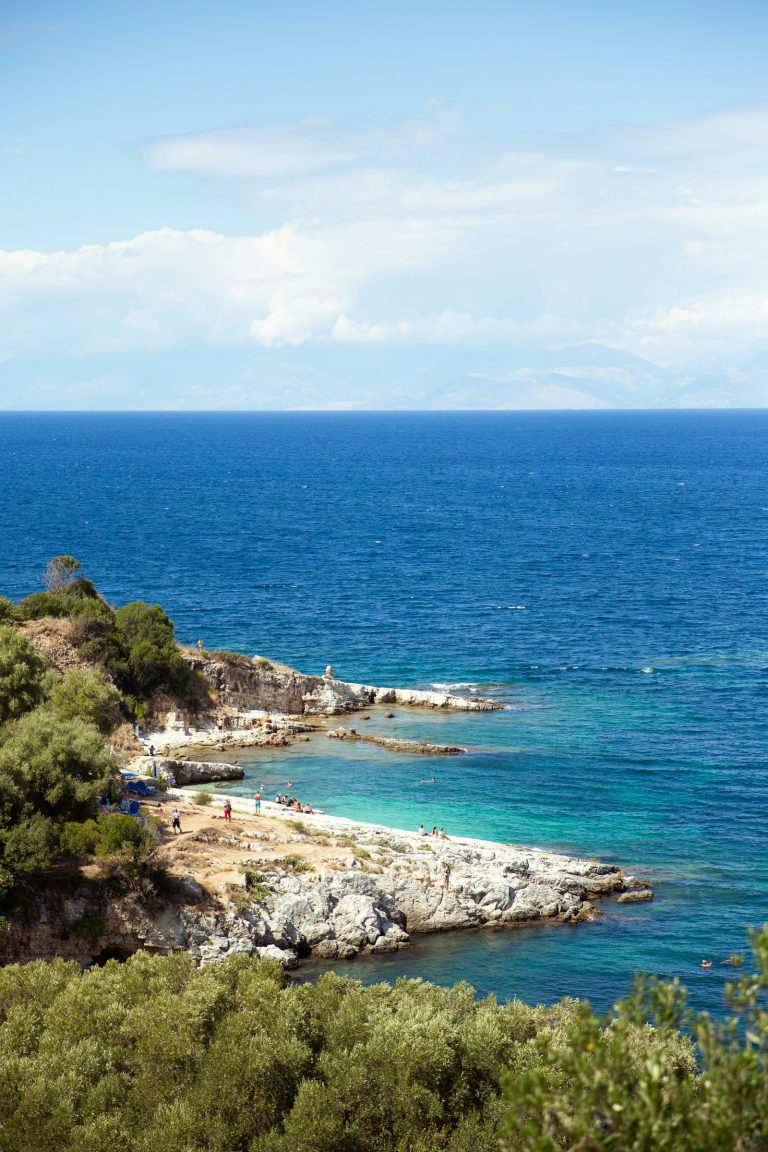 Plage de sable animée en bord de Méditerranée
