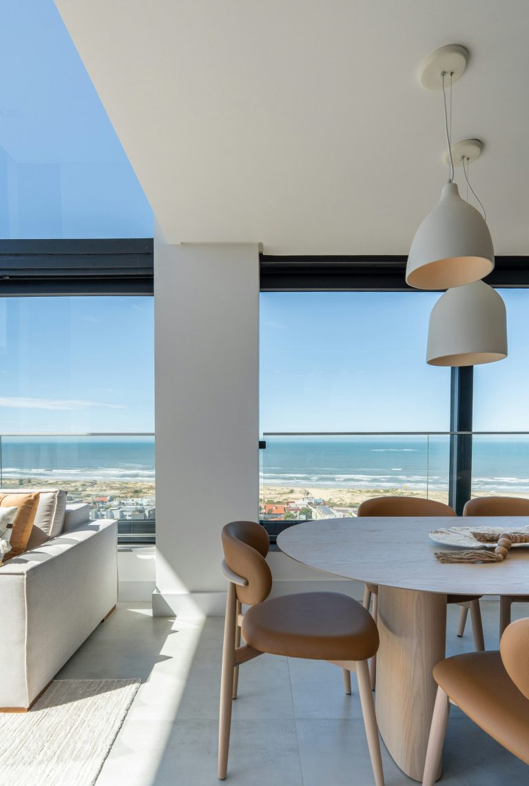 Intérieur lumineux avec vue sur la mer