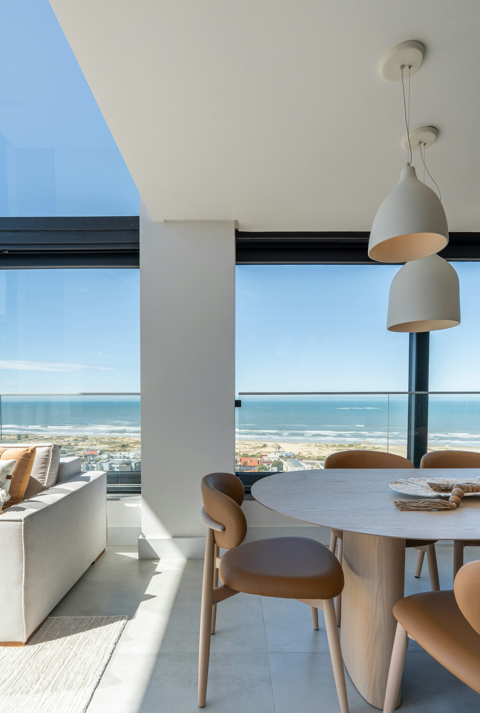Intérieur lumineux avec vue sur la mer